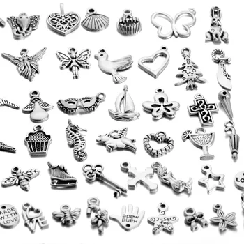 100 kom. mješovitih stilova u obliku srca životinja Ključ Crown Ovjesa-amajlije Nakit 
